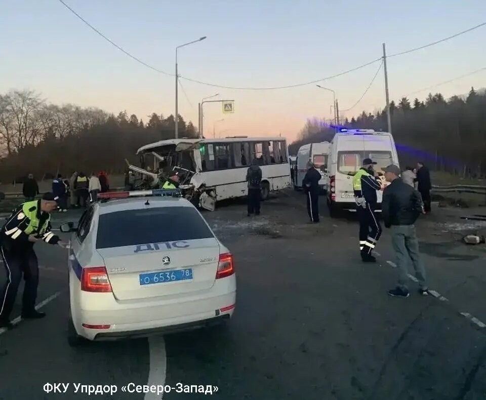 Смертельная авария с автобусом и фурой полностью перекрыла движение рядом с Карелией