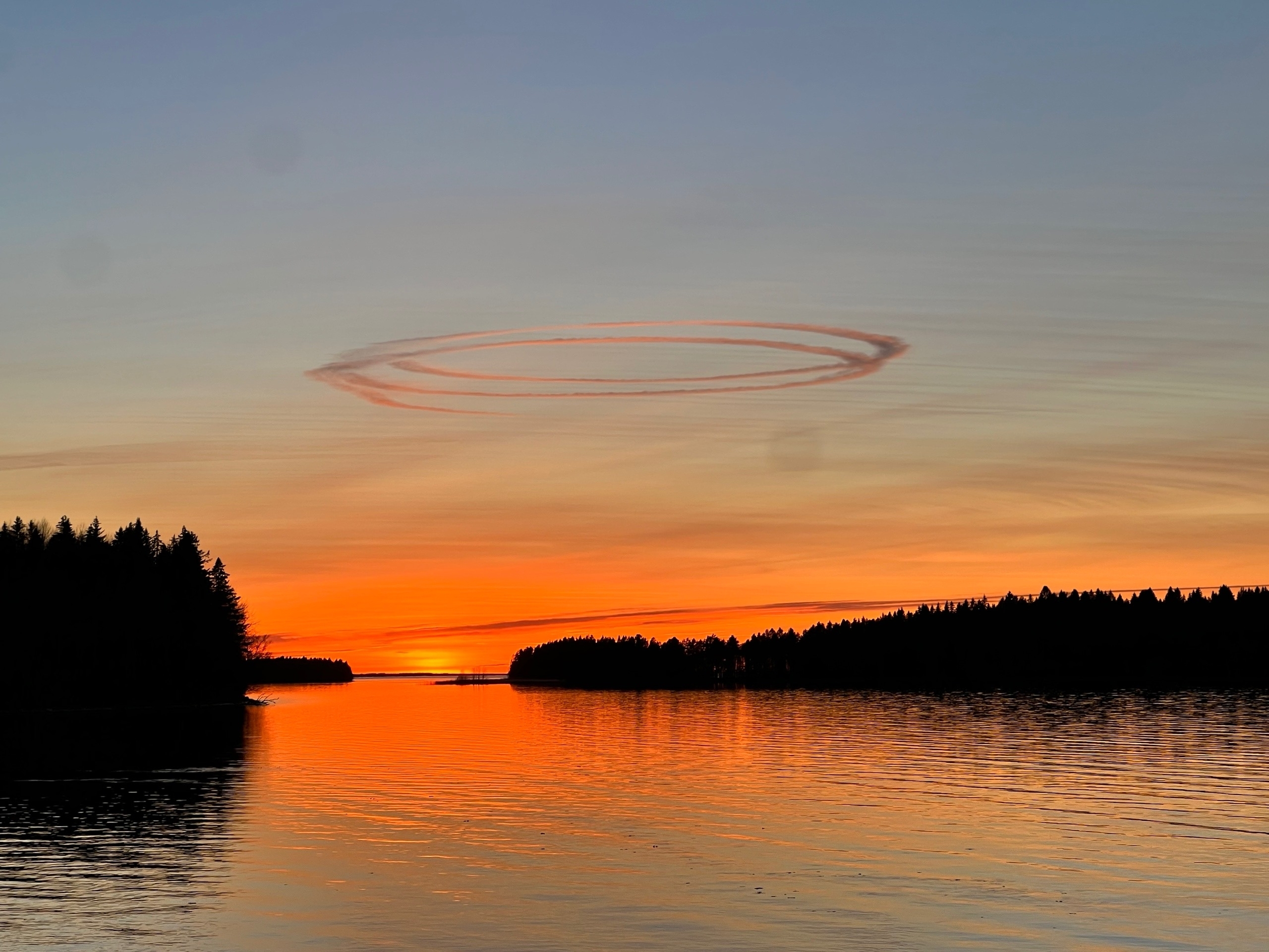 Параллельные круги в небе заметили в разных районах Петрозаводска