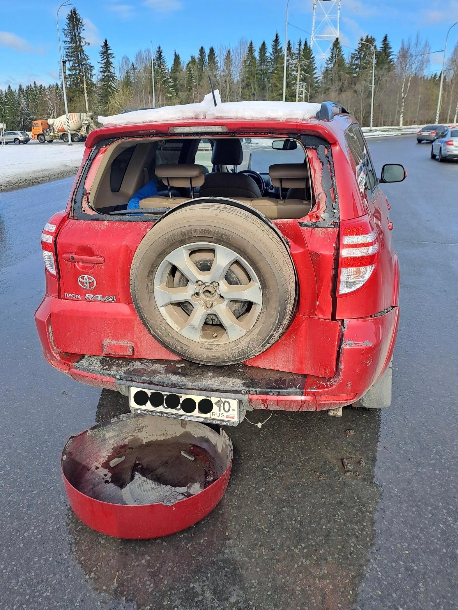 Зазевавшийся водитель грузовика въехал в иномарку у крупного гипермаркета в Петрозаводске