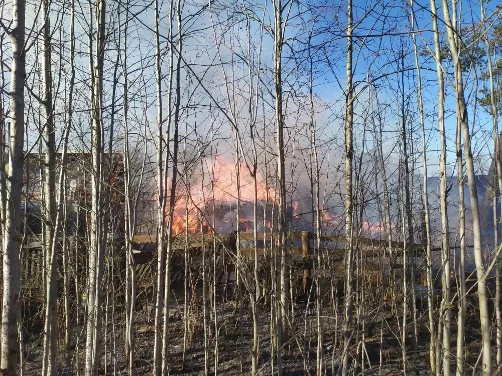 В Муезерском округе сгорели две бани, эвакуирован человек