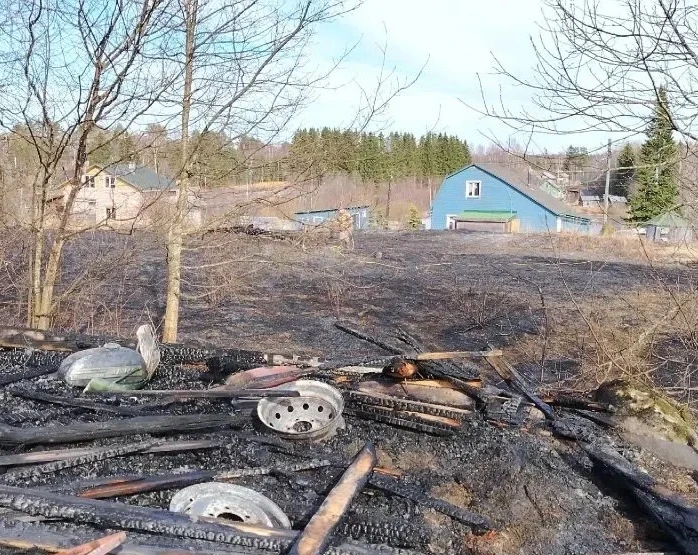 Пожарные спасли от полыхающего мусора жилой дом в Карелии
