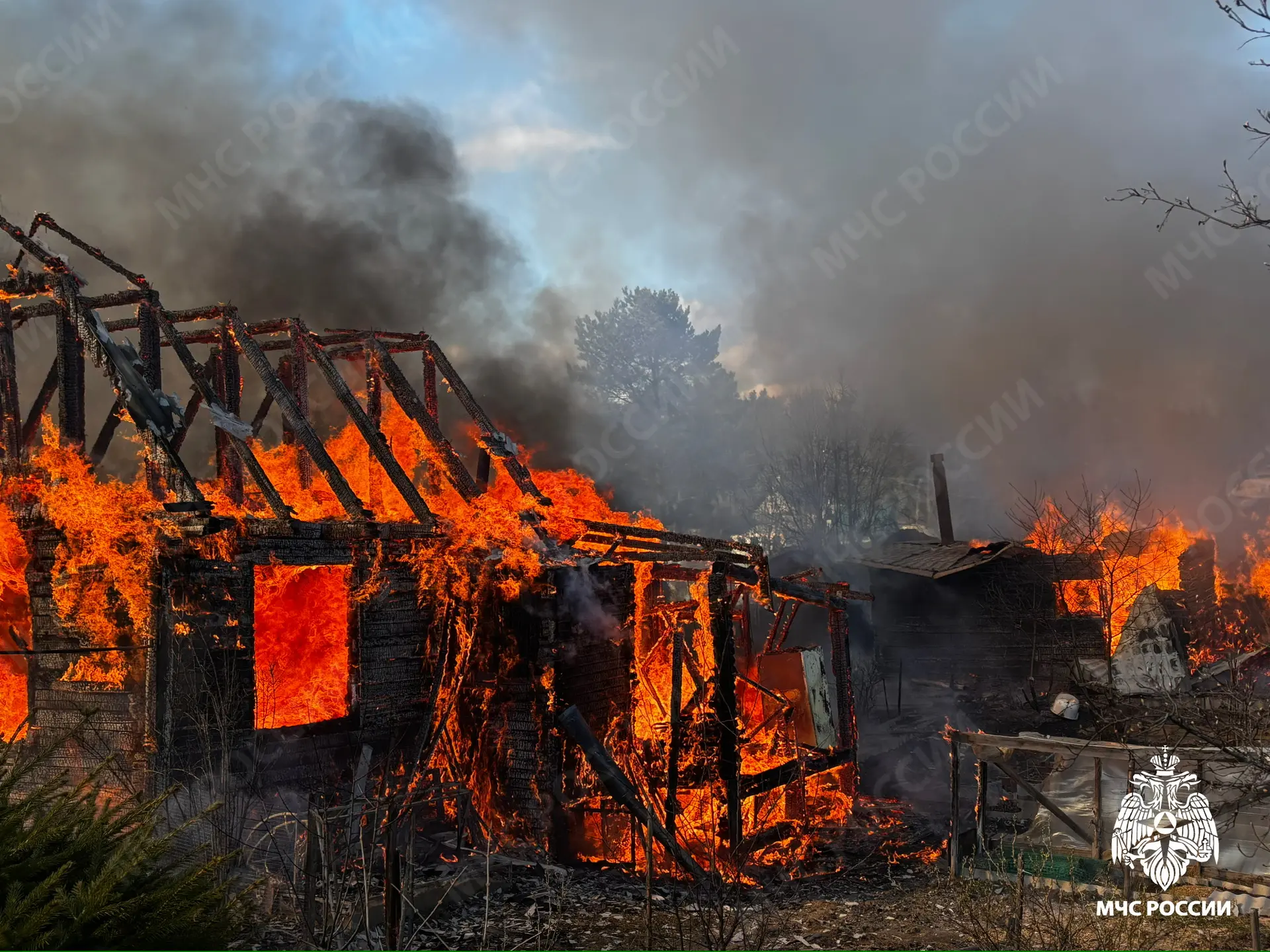 Два дома и хозпостройки горят в Прионежском районе