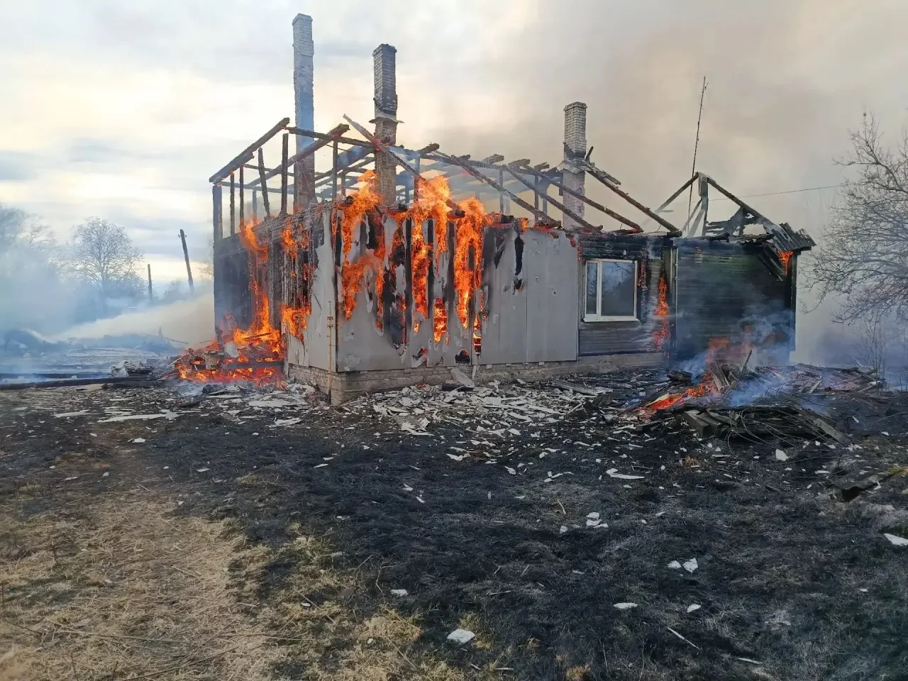 Трава, баня и дом вспыхнули, как спичка в Олонецком районе