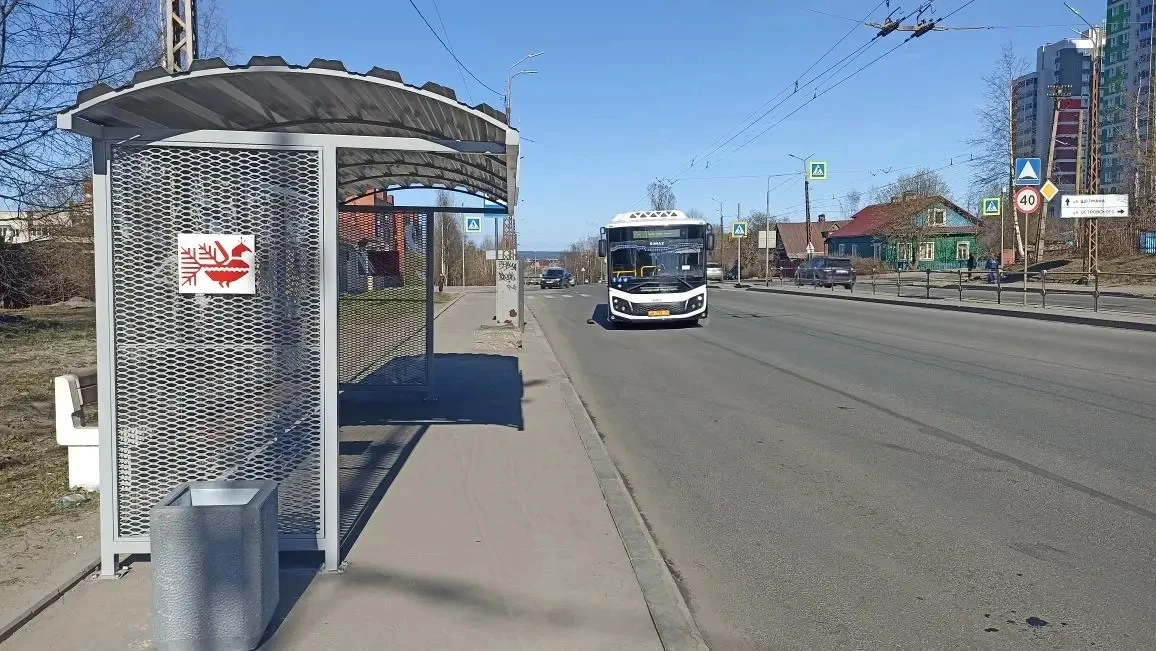 Новые антивандальные остановки с карельским колоритом установили в Петрозаводске