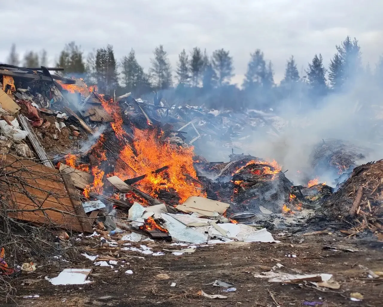 Свалка бытовых отходов снова горела в Муезерском округе