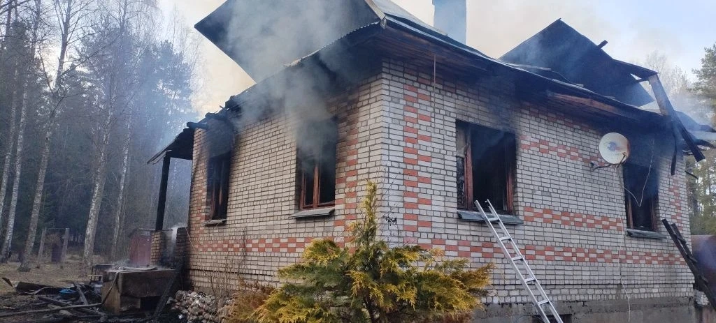 Женщина погибла во время пожара на даче в Лахденпохском округе