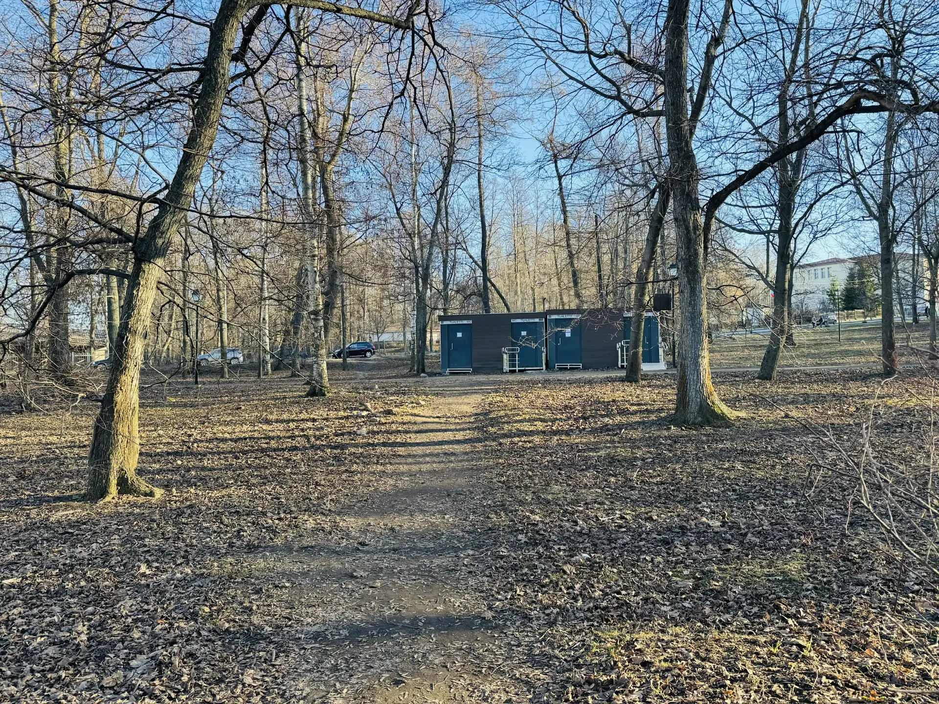 Выскочил как ошпаренный: туалет на набережной напугал туриста в Петрозаводске