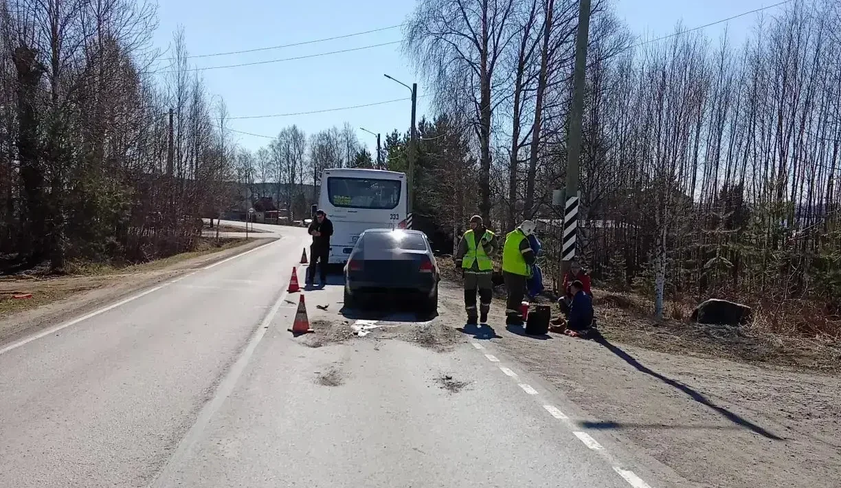 Рейсовый автобус столкнулся с легковушкой в Прионежском районе Карелии