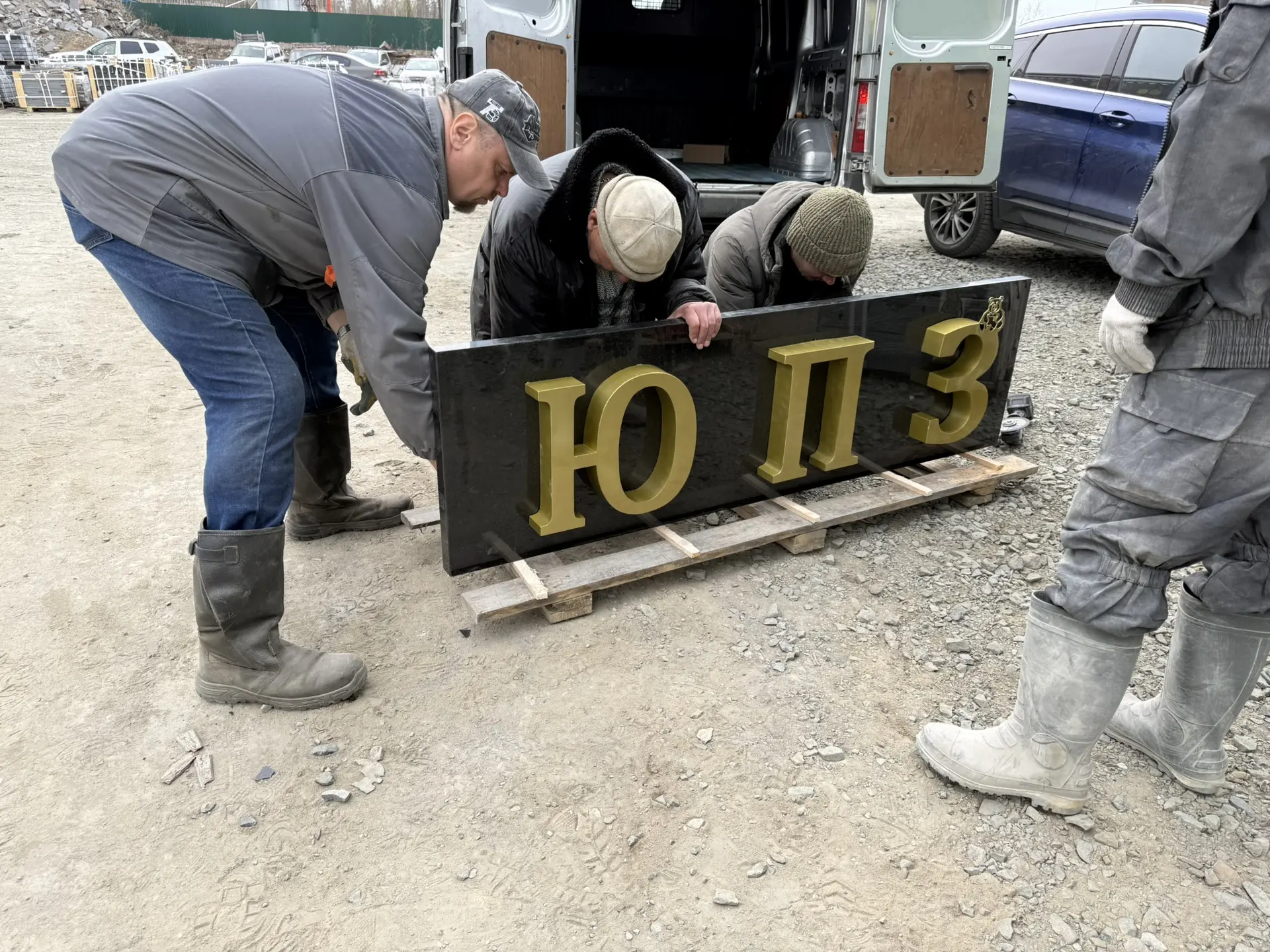 Карельский пчеловод снова отремонтировал стелу при въезде на Южную Промзону