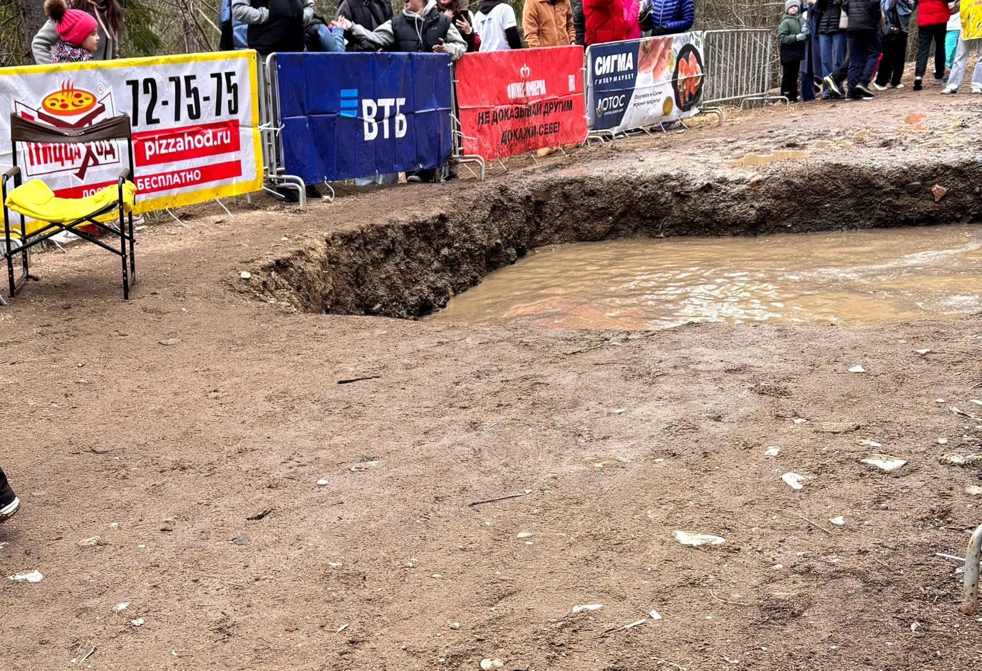 Двух пострадавших спортсменов эвакуировали с экстремальной гонки в Петрозаводске