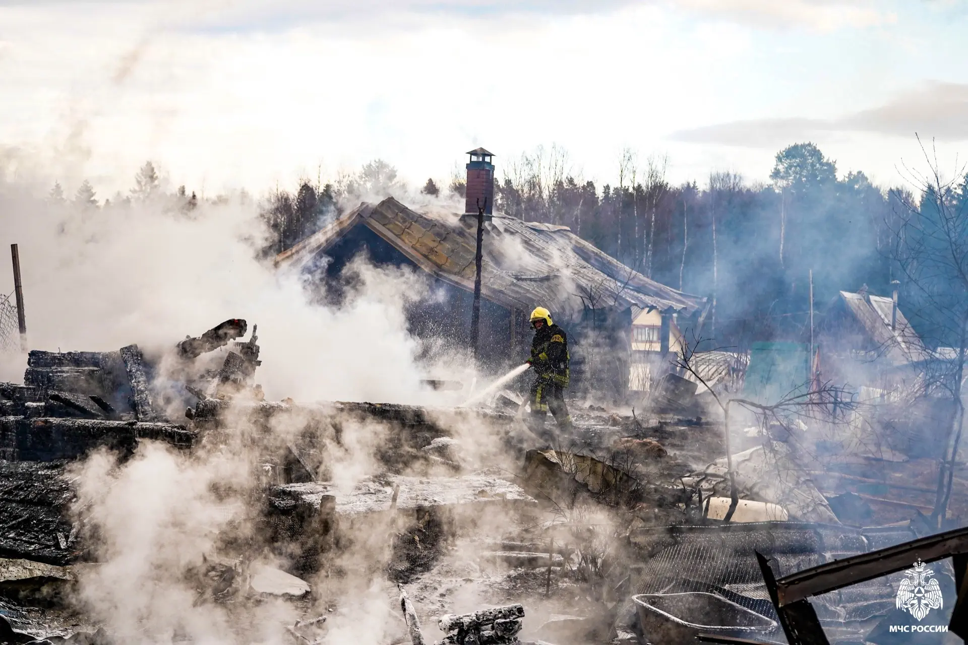 В МЧС назвали причину крупного пожара в Орзеге, где сгорели два дома, две бани, три сарая