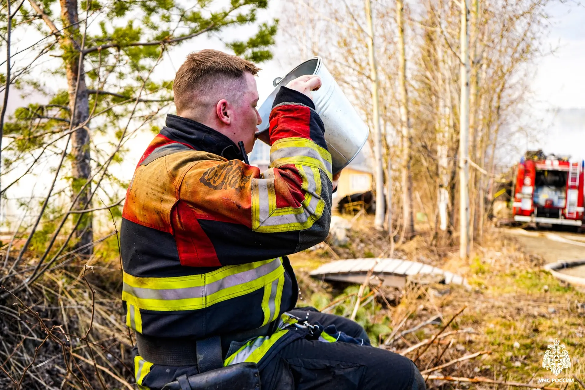 Появились кадры крупного пожара в Орзеге: пожарные до сих пор тушат возгорание