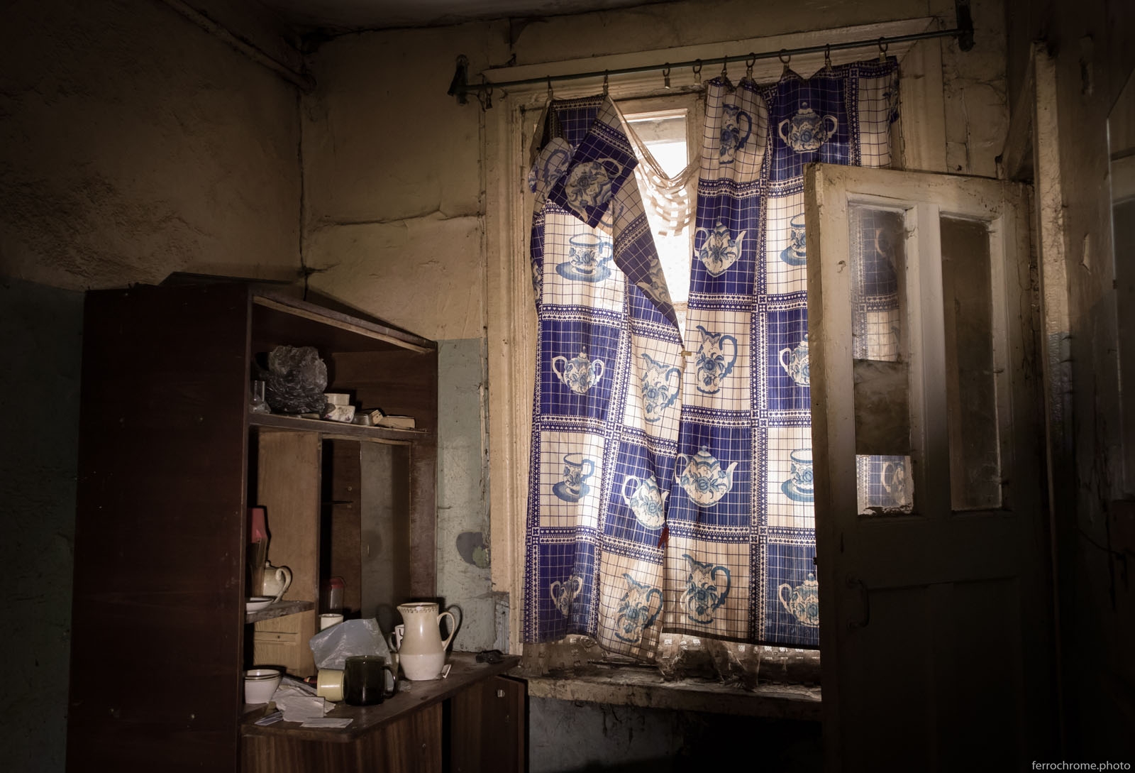 Занавесы из чёрной паутины: жуткую квартиру в старом бараке обнаружили в Петрозаводске