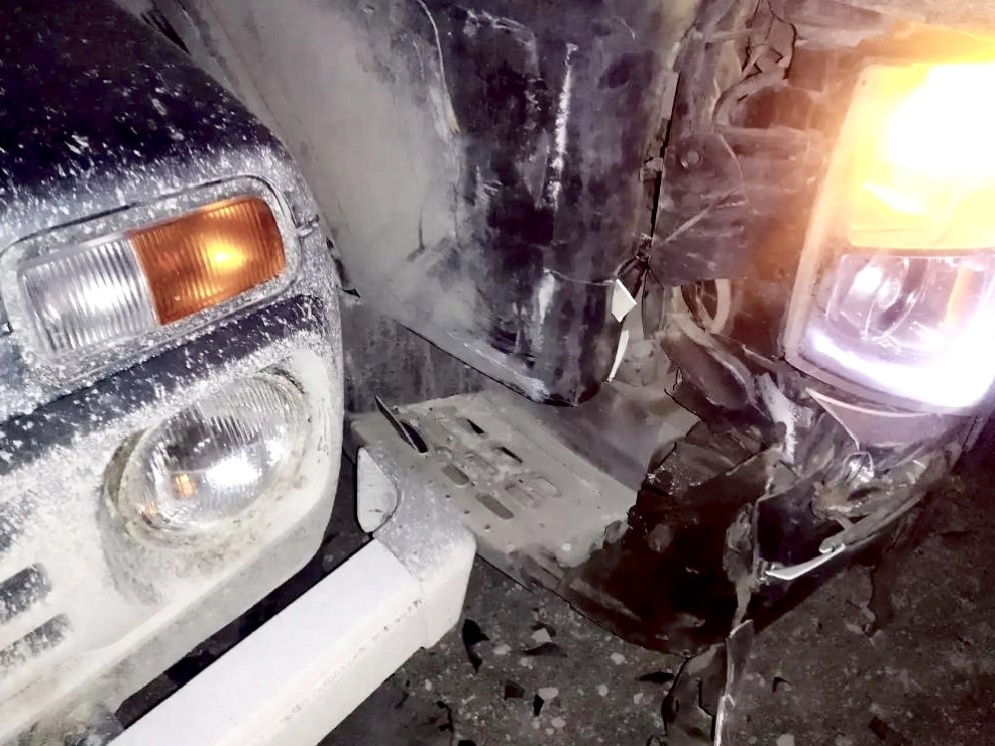 Бензовоз и «Нива» столкнулись на трассе в Карелии