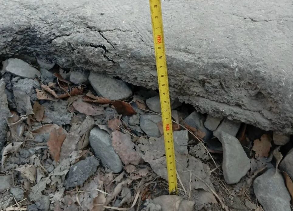 Автомобилисты пожаловались на глубокие ямы в нескольких районах Петрозаводска