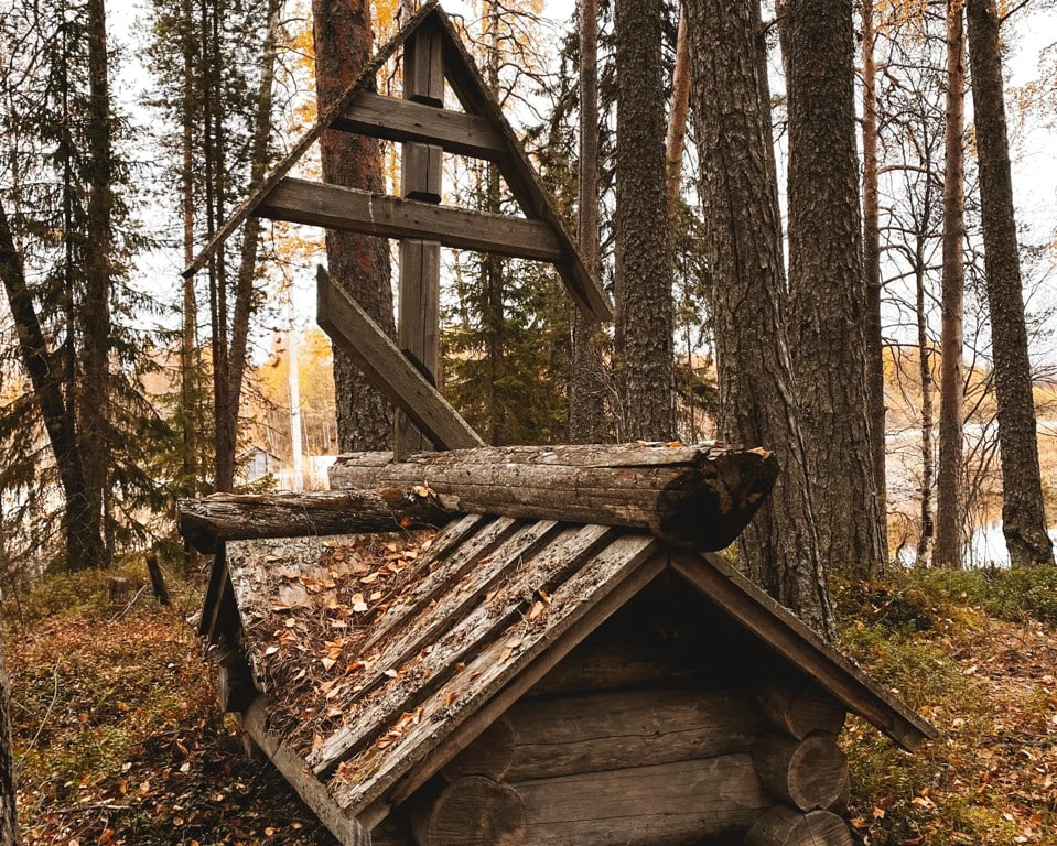 Историки рассказали о маленьких домиках с окошком «для души» на могилах карелов