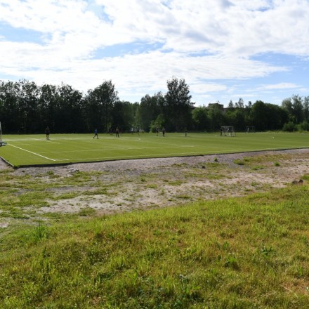 Жителей Ляскеля пригласили убрать известный когда-то стадион от мусора