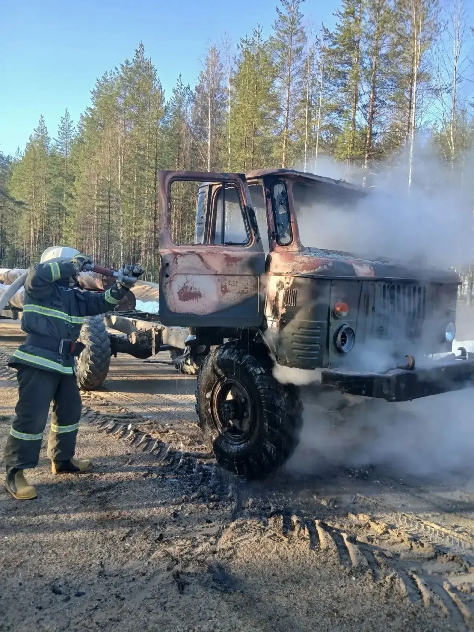 Грузовоз загорелся на севере Карелии