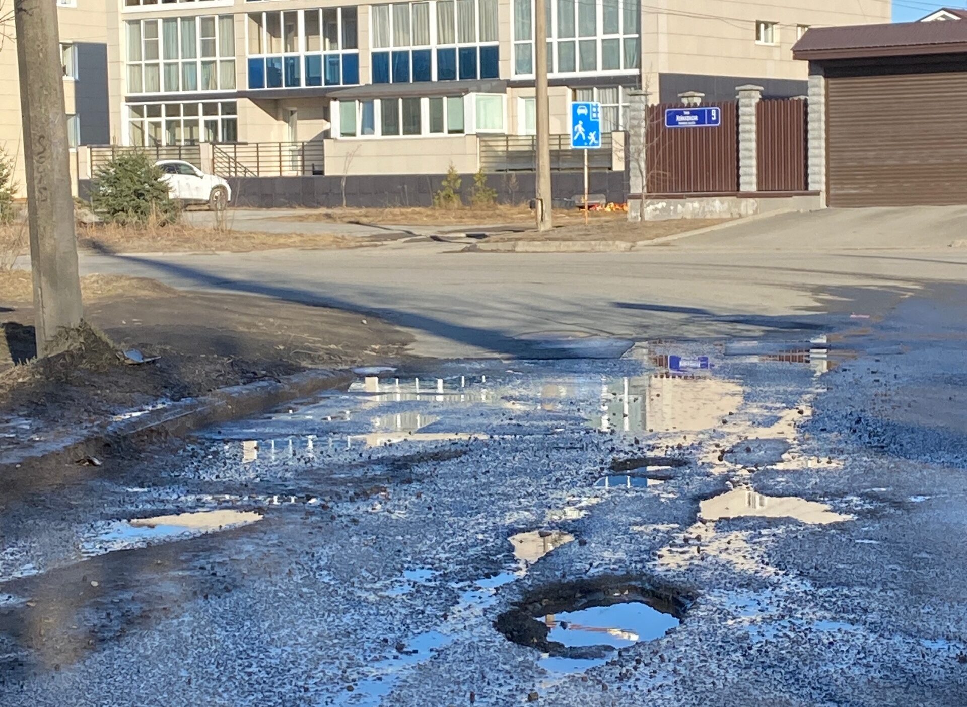 Петрозаводчане пожаловались на глубокие ямы в густонаселенном районе Петрозаводска