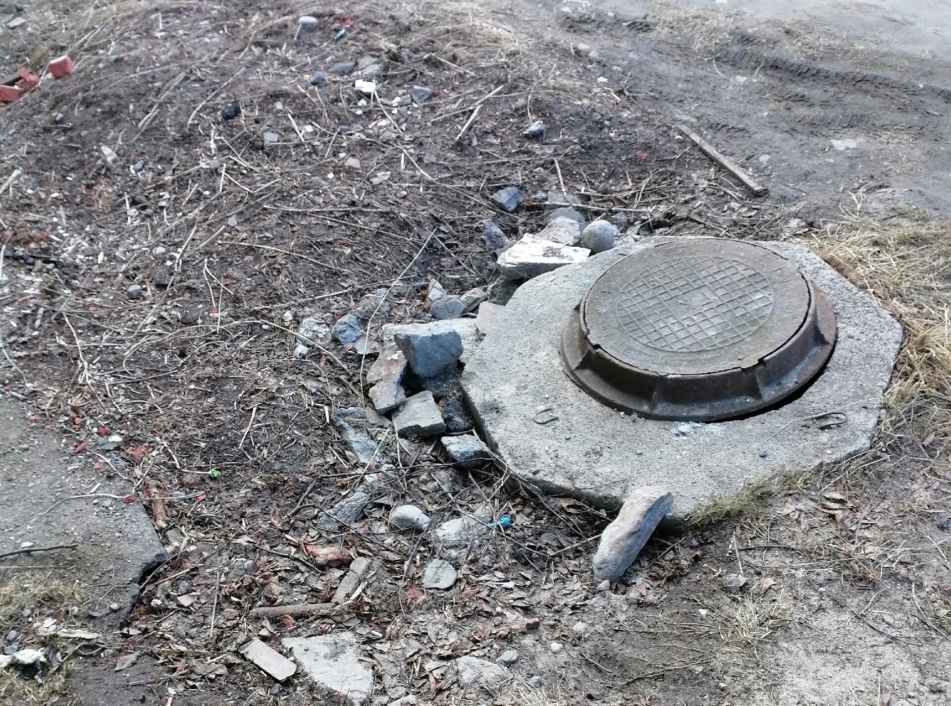 «Летом запах и мухи»: заброшенный канализационный колодец обнаружили в Беломорске