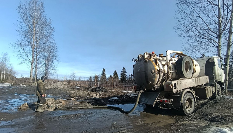 Фекалии незаконно сливают в открытые люки на Ключевой в Петрозаводске