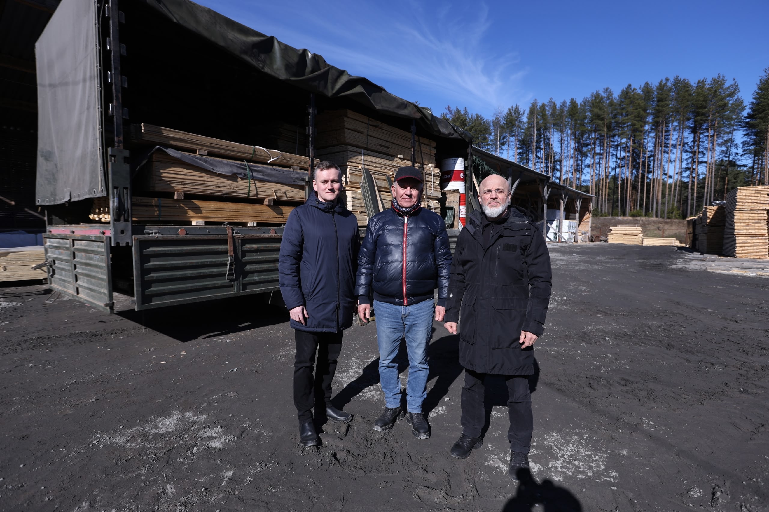 Карельская компания «Мед лес» отправила 40 кубометров пиломатериалов бойцам в зону СВО