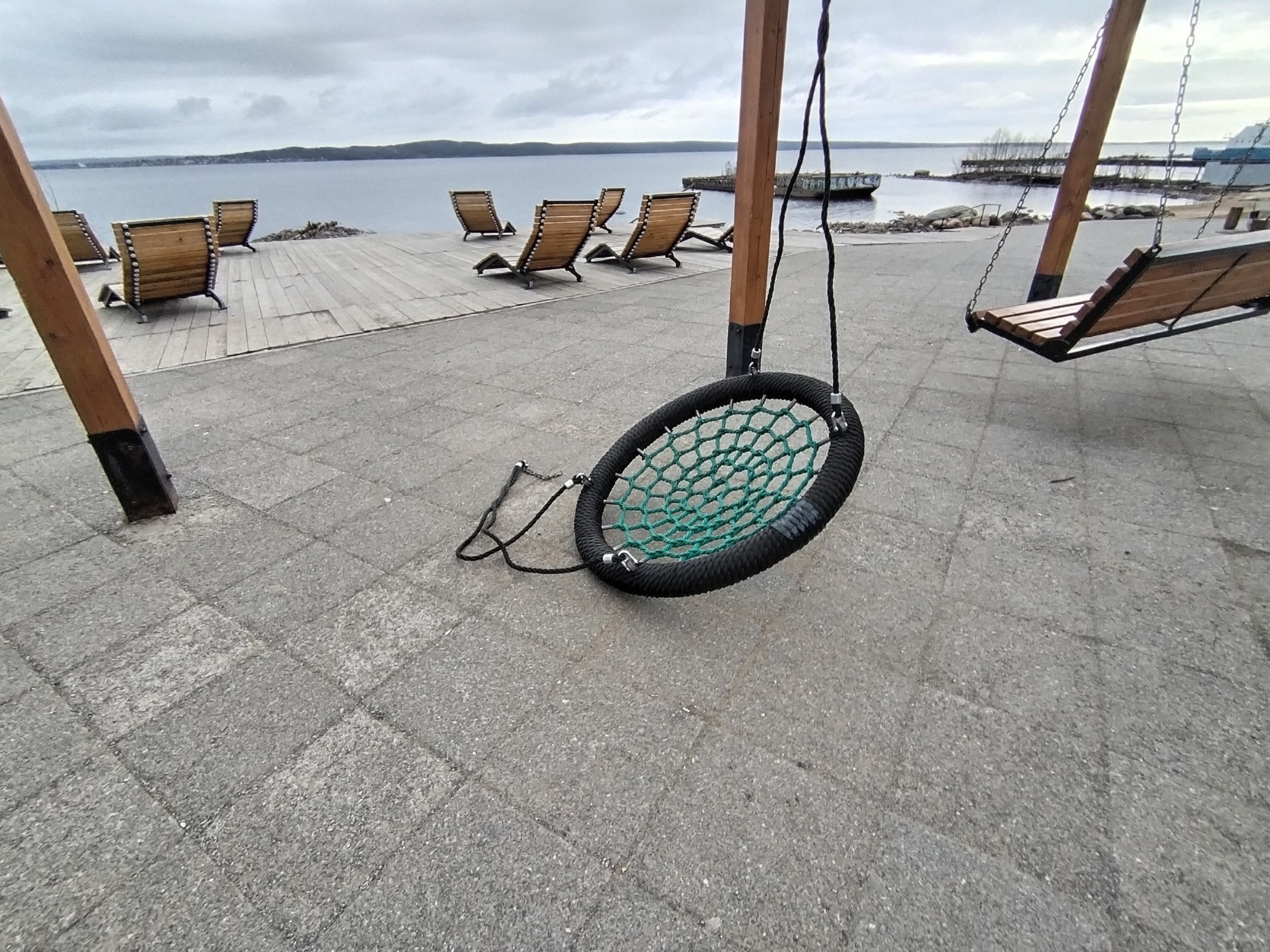 Качели сломали в популярном месте отдыха в Петрозаводске