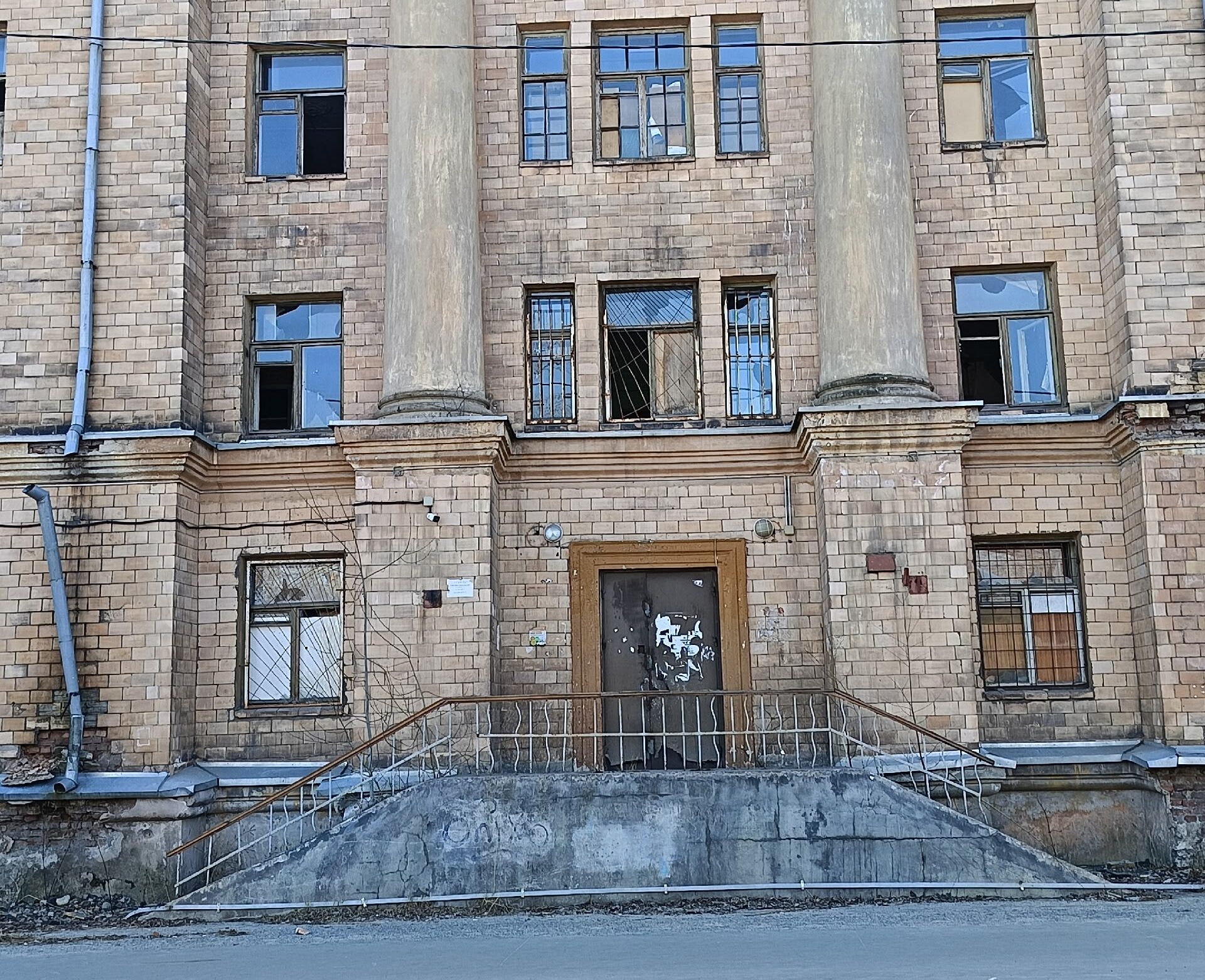 Общежитие бывшего лесотехникума превратилось в заброшку в центре Петрозаводска