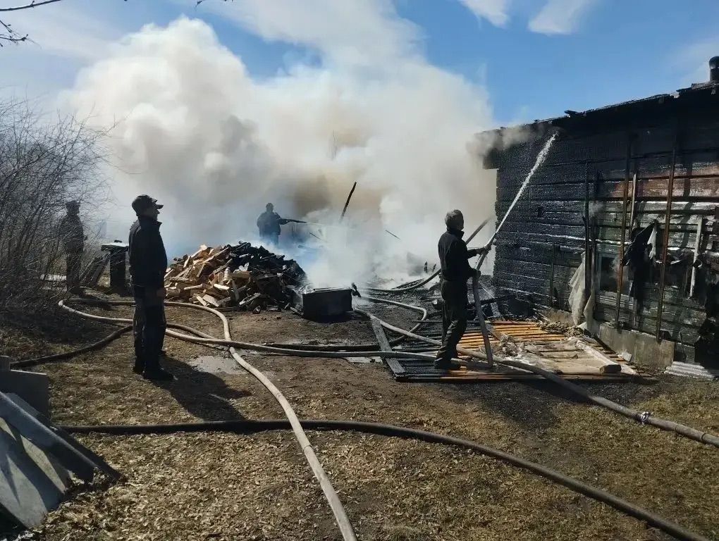 В старинной карельской деревне полыхали баня и сарай: одна из-построек сгорела дотла