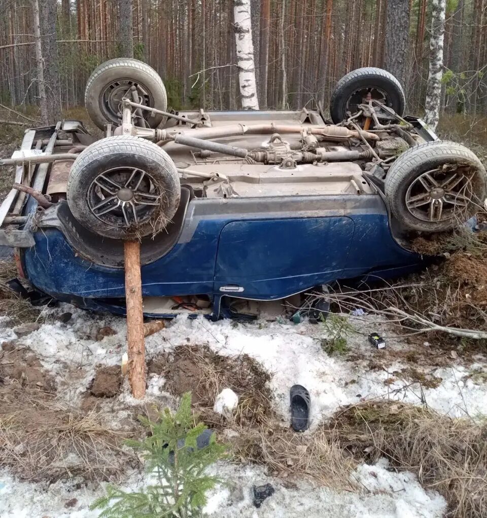 Легковушка легла на крышу в кювете под Пудожем