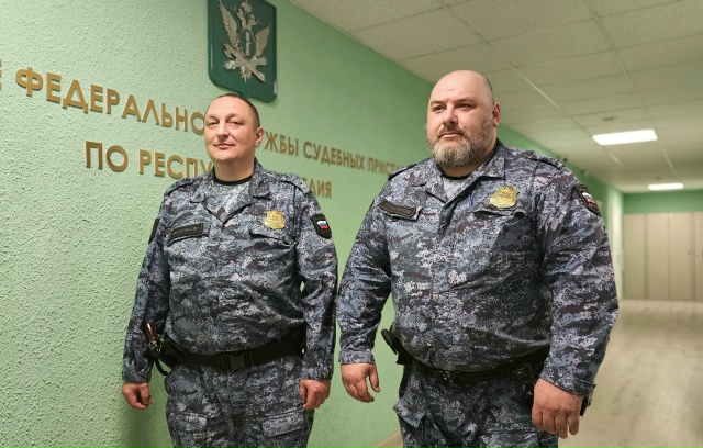 В Петрозаводске судебные приставы спасли водителя без сознания на проезжей части