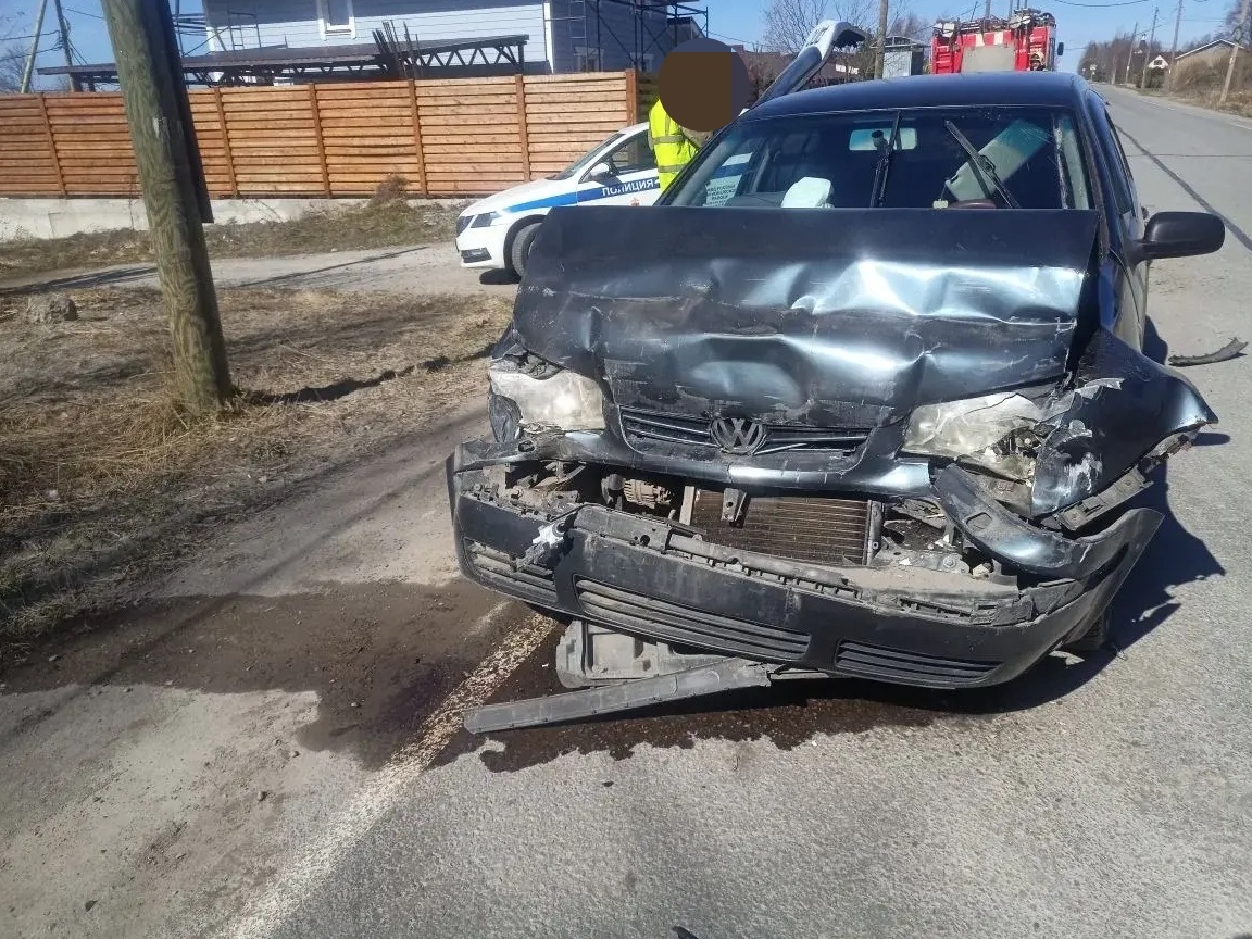 Водитель легковушки близко подъехал к рейсовому автобусу, что привело к ДТП в Прионежском районе