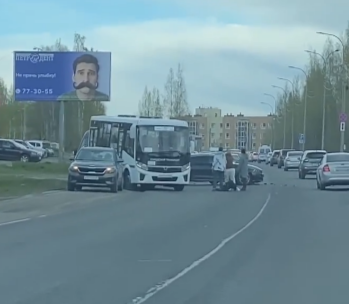 Мотоциклист пострадал в ДТП рядом с больницей в Петрозаводске