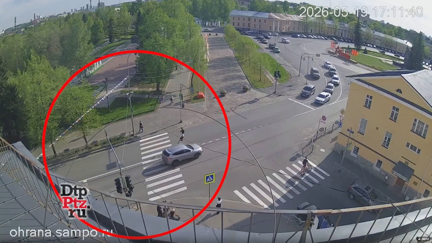 Автомобиль жестко сбил самокатчика в центре Петрозаводска