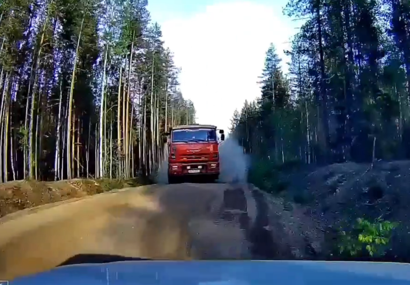 Камаз чуть не смял легковушку на лесной дороге в Карелии