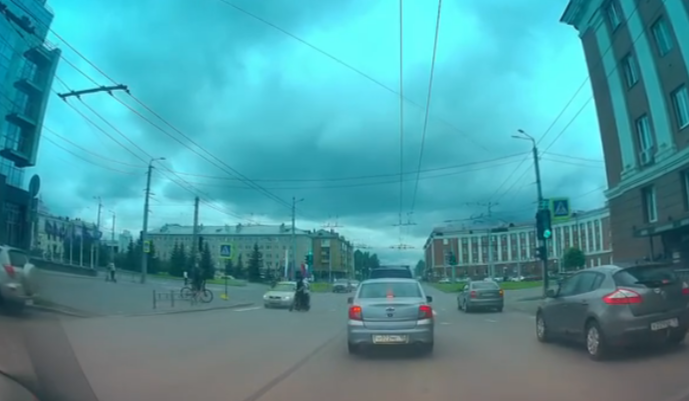 Дети на электросамокате рисковали своей жизнью на дороге в центре Петрозаводска