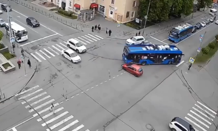 Легковушка на скорости врезалась в троллейбус в Петрозаводске