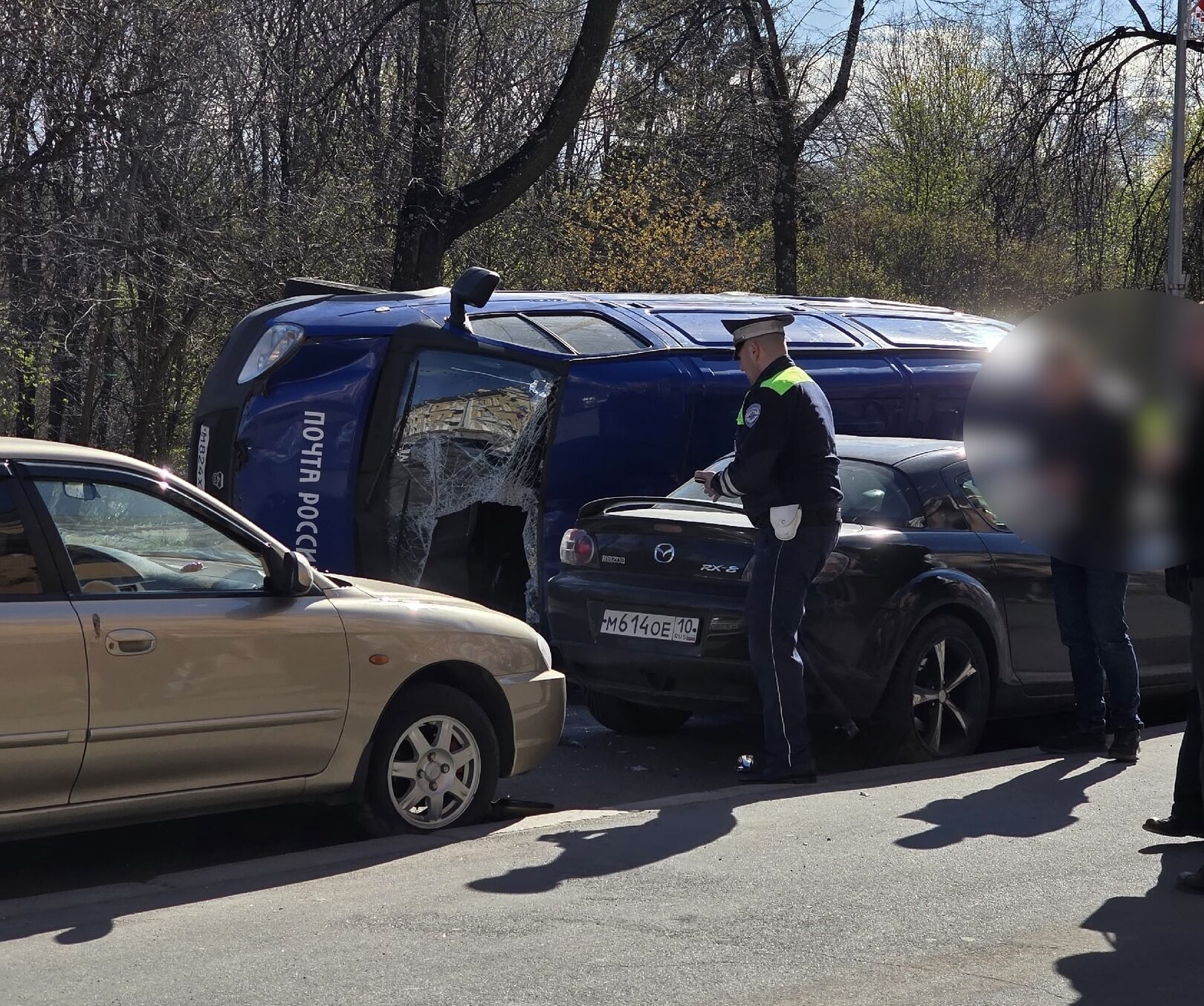 Появились фото и видео крупной аварии с машиной почты в центре Петрозаводска