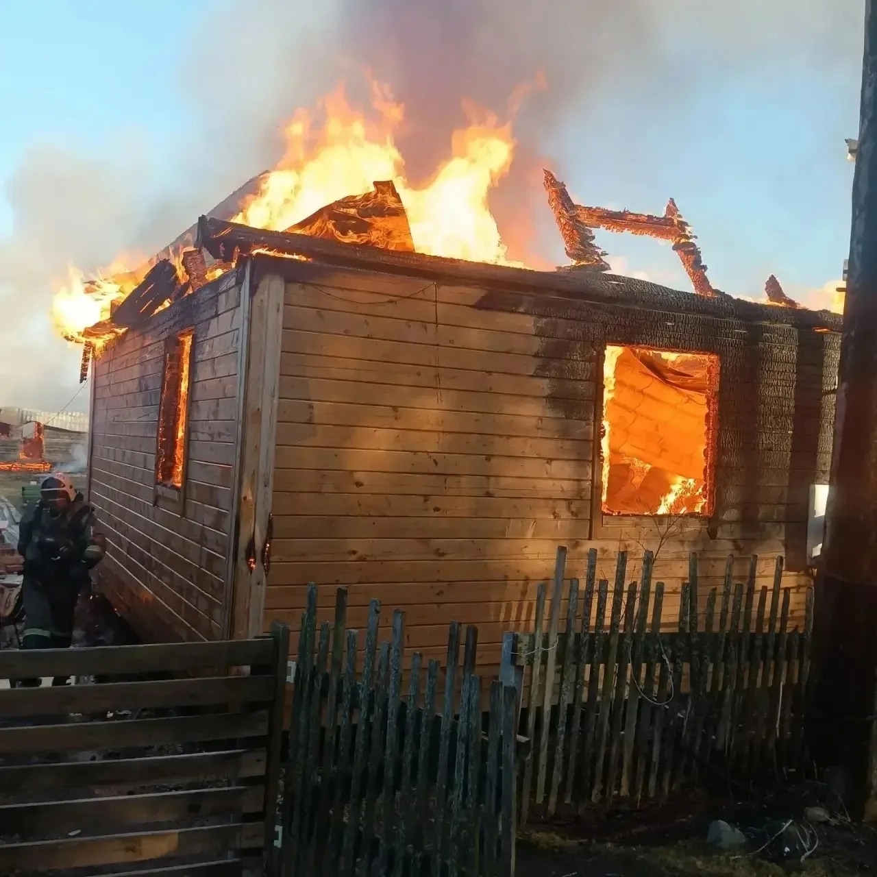 Бани и дача полыхали в дачном кооперативе в Беломорском округе