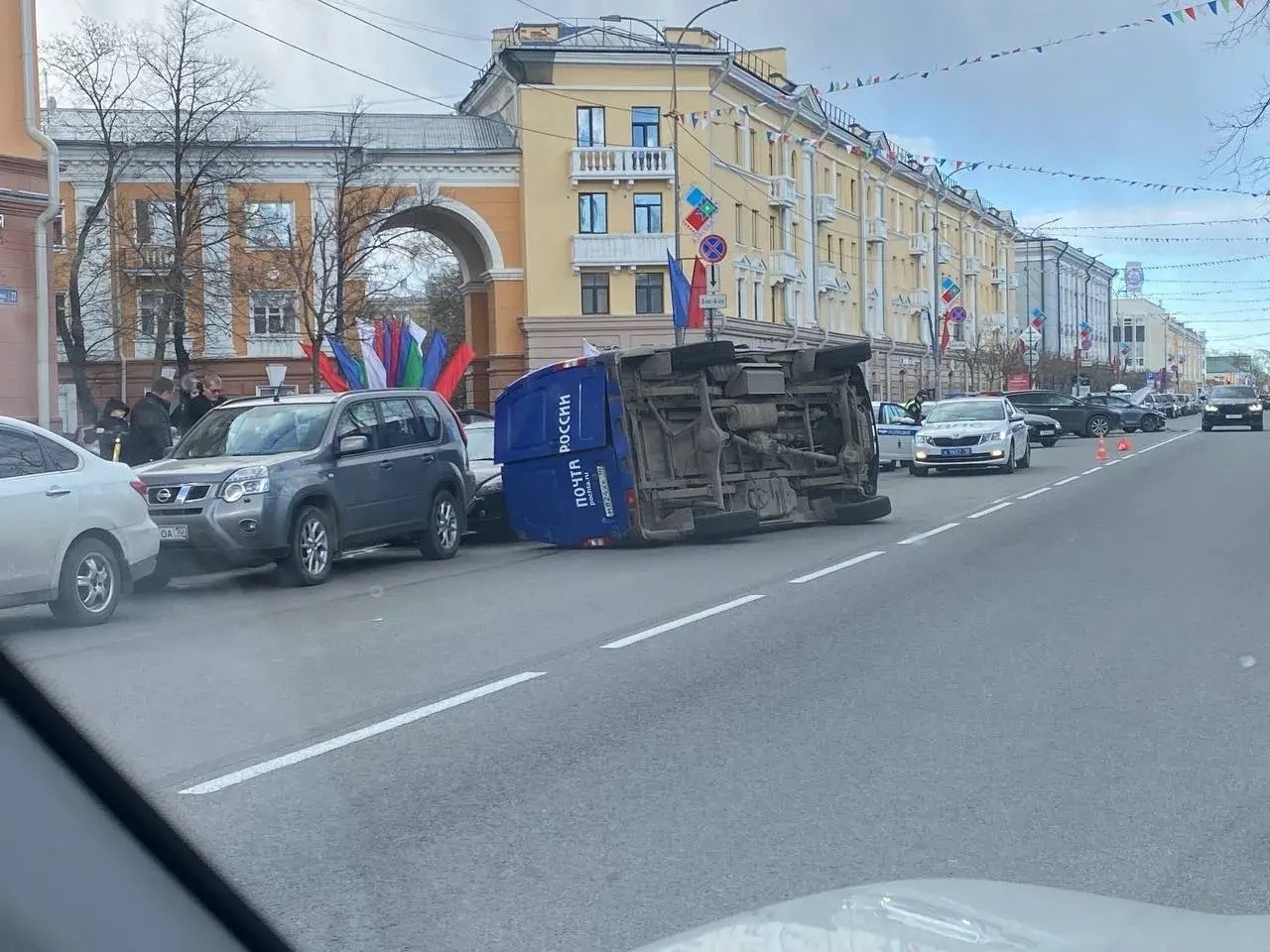 Автомобиль «Почты России» перевернулся в центре Петрозаводска