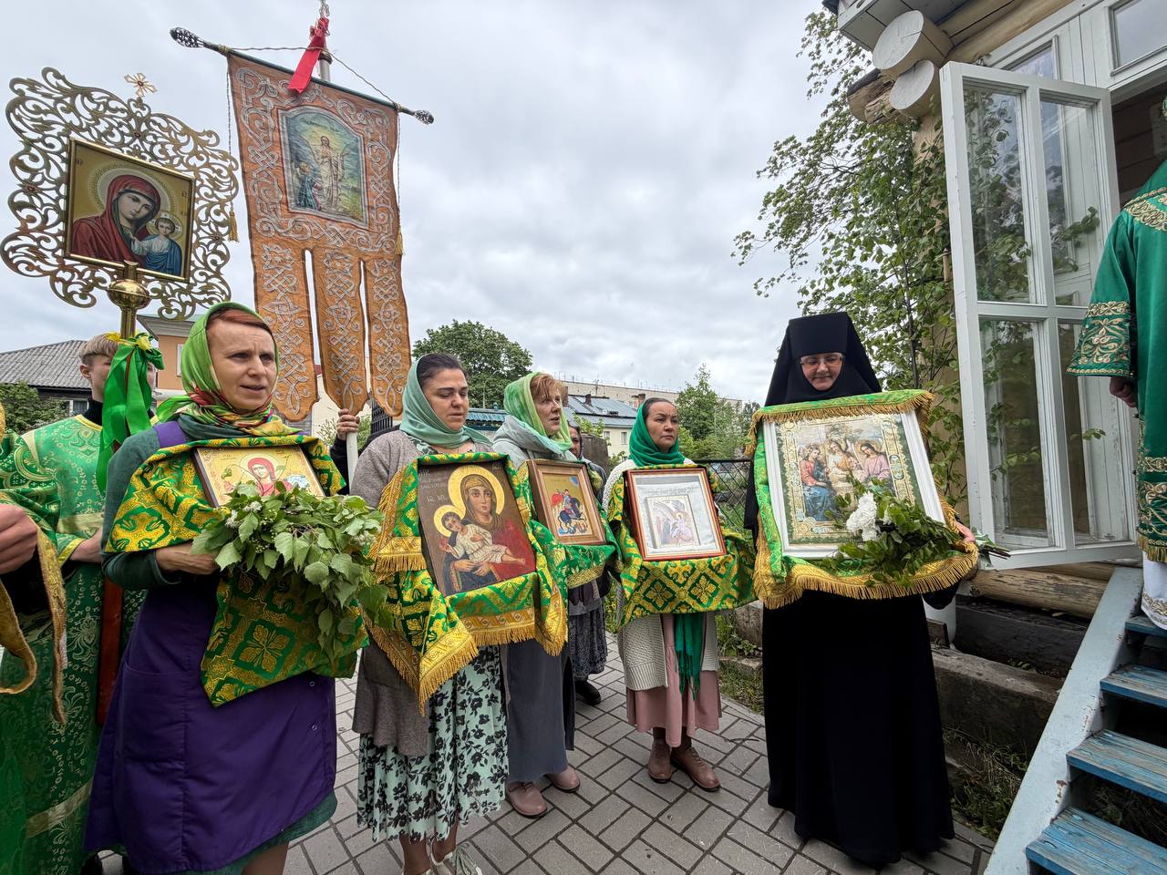 Православные прошли по Петрозаводску крестным ходом в день Святой Троицы