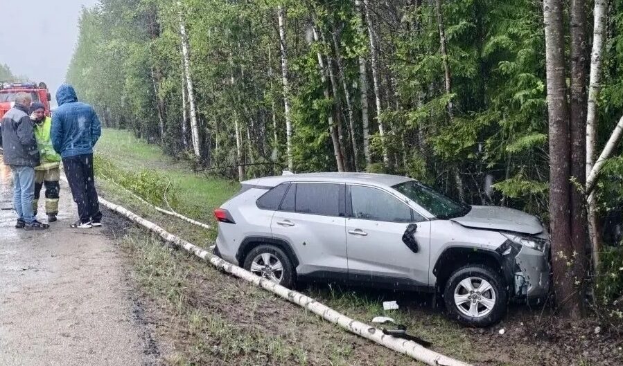 Легковушка вылетела в кювет на трассе «Кола» в Карелии