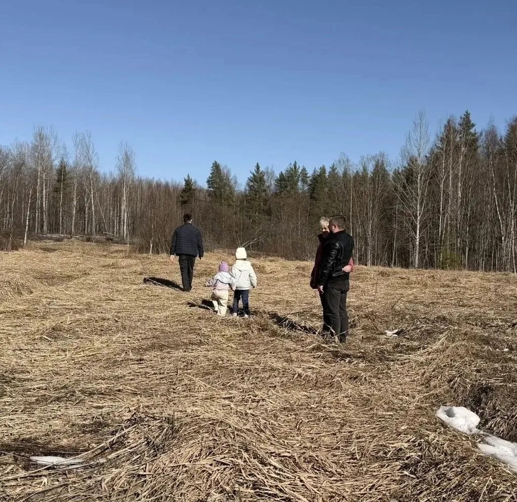 Многодетная семья медсестры-участницы СВО из Карелии получила землю