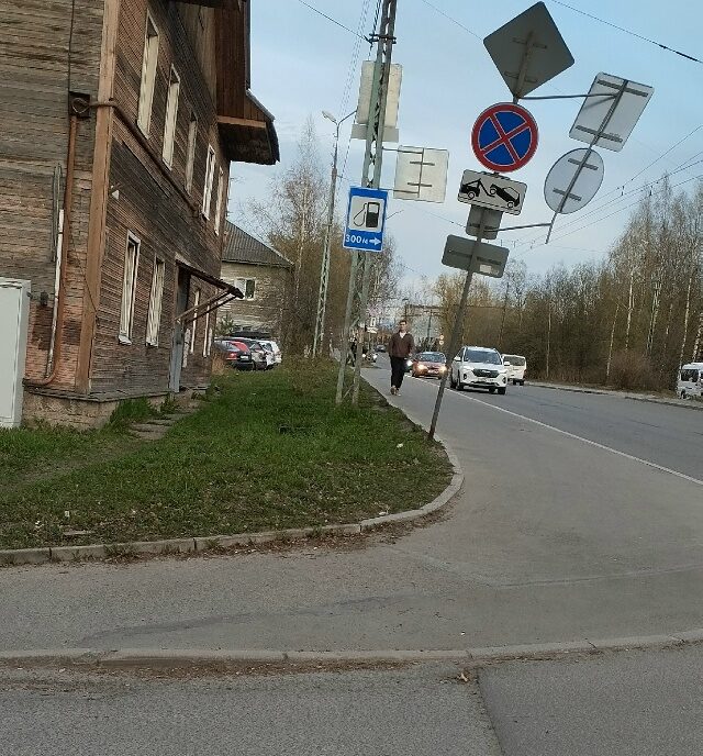 Недалеко до беды: опасность нависла над тротуаром в расширенном центре Петрозаводска