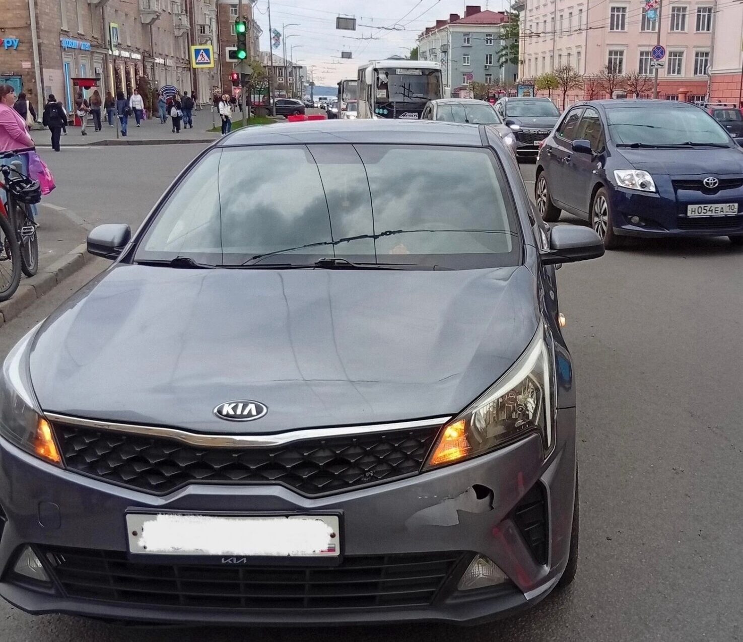 Велосипедиста отбросило на авто после ДТП в центре Петрозаводска