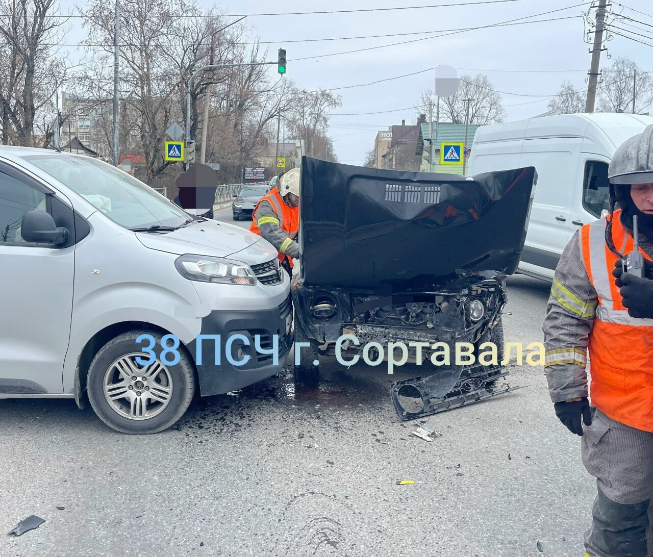 Две легковушки среди бела дня столкнулись в центре Сортавалы