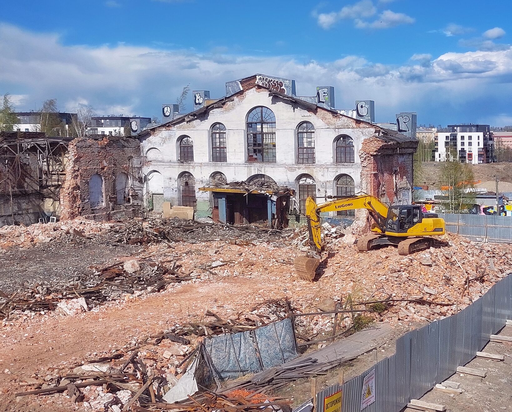 Последние деньки: фотограф запечатлел фасад Онежского тракторного завода в Петрозаводске