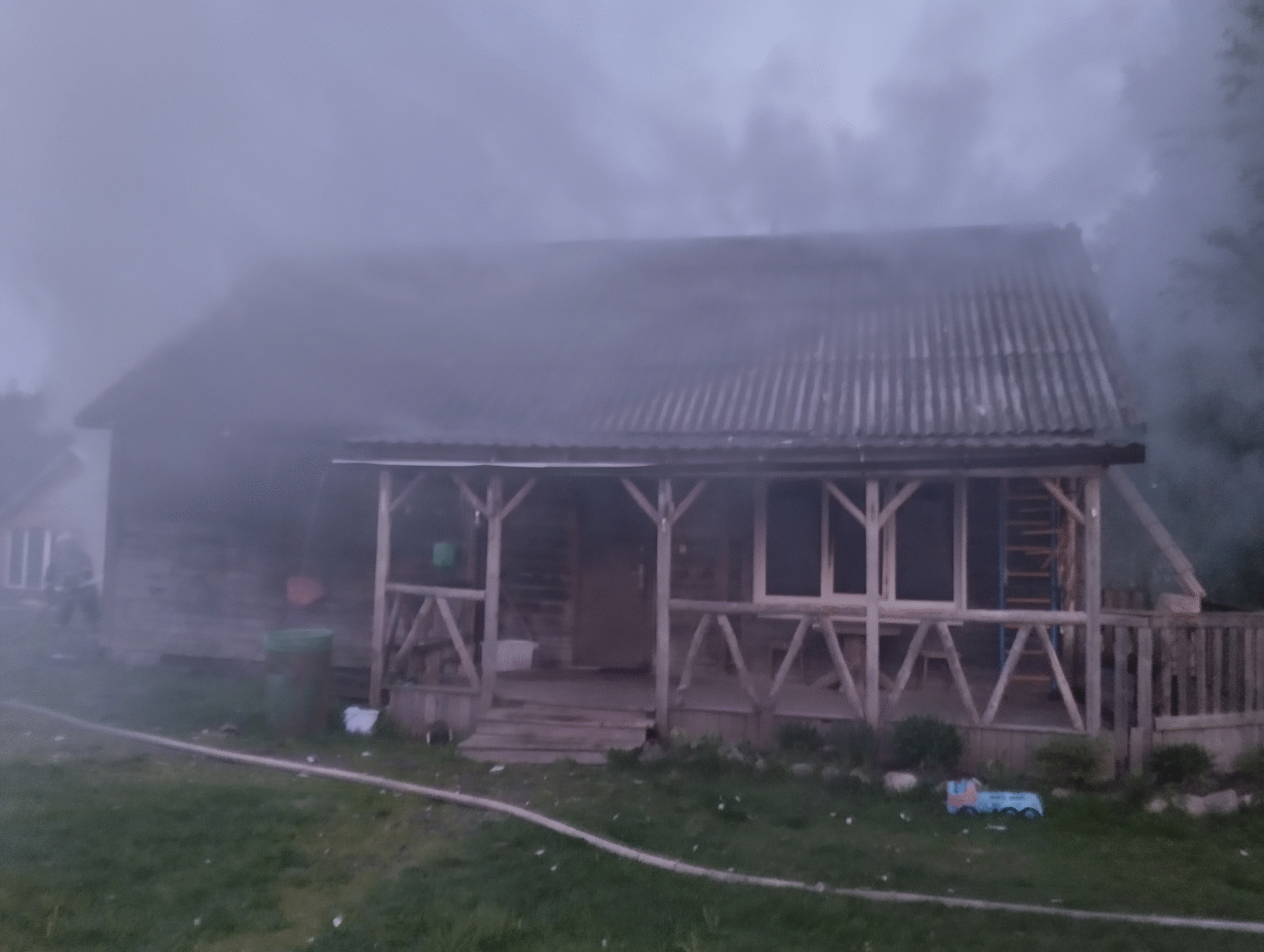 Жители карельской деревни отстояли жилой дом во время пожара