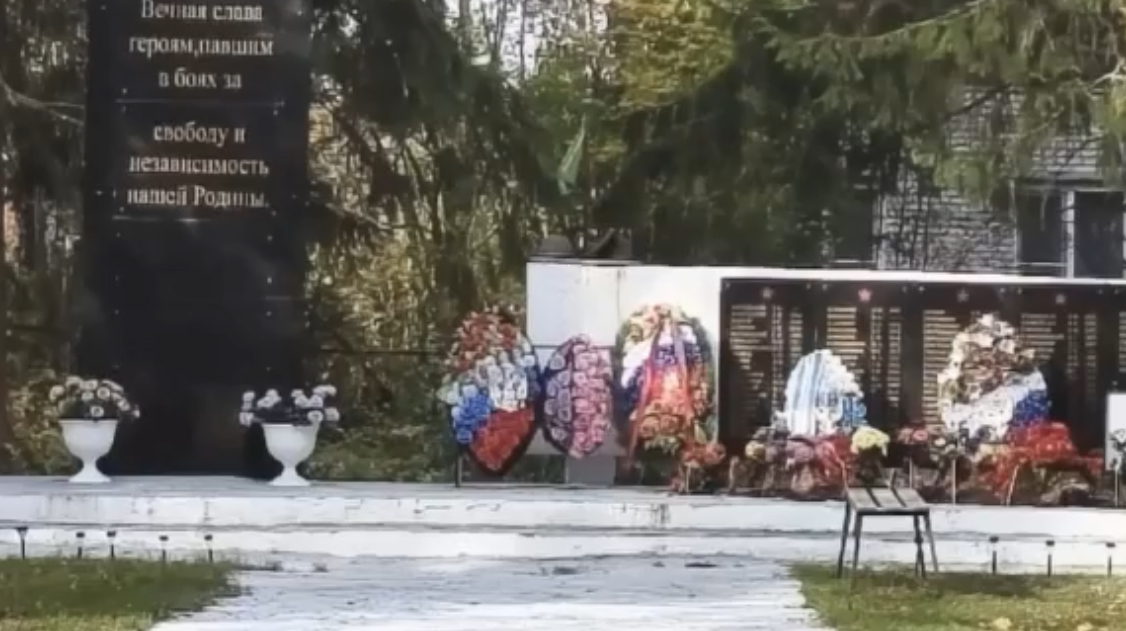 Ржавеет и осыпается: мемориал с братской могилой нуждается в ремонте