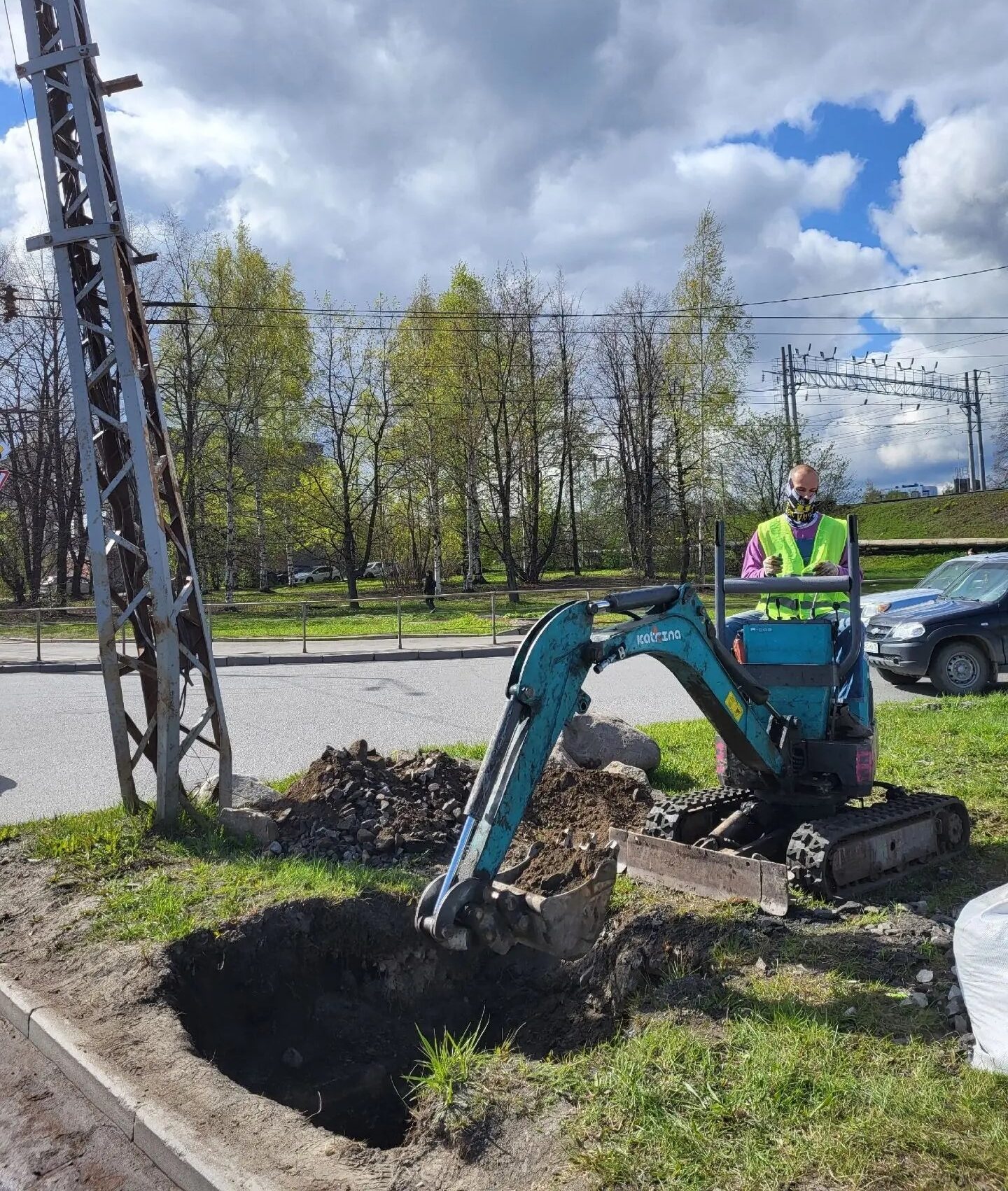 Аварийный столб заменили в Петрозаводске